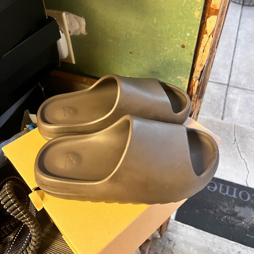 BROWN YEEZY SLIDES